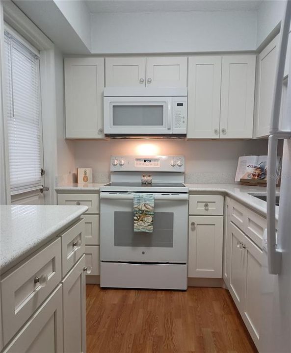 Под контрактом: $128,000 (2 спален, 1 ванн, 985 Квадратных фут)