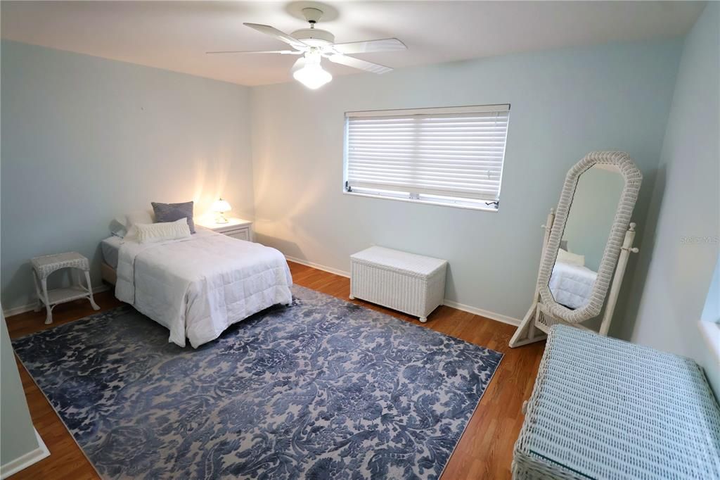 Под контрактом: $128,000 (2 спален, 1 ванн, 985 Квадратных фут)