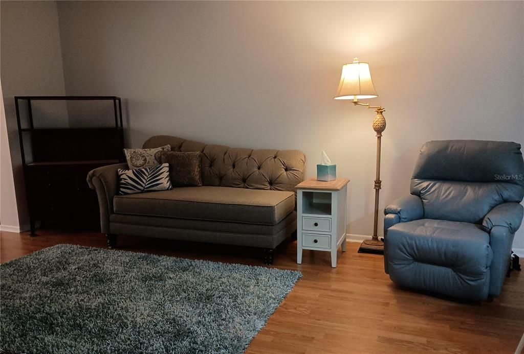 Под контрактом: $128,000 (2 спален, 1 ванн, 985 Квадратных фут)