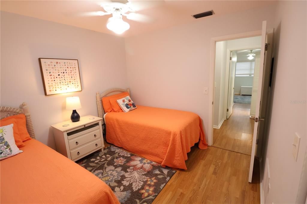 Под контрактом: $128,000 (2 спален, 1 ванн, 985 Квадратных фут)