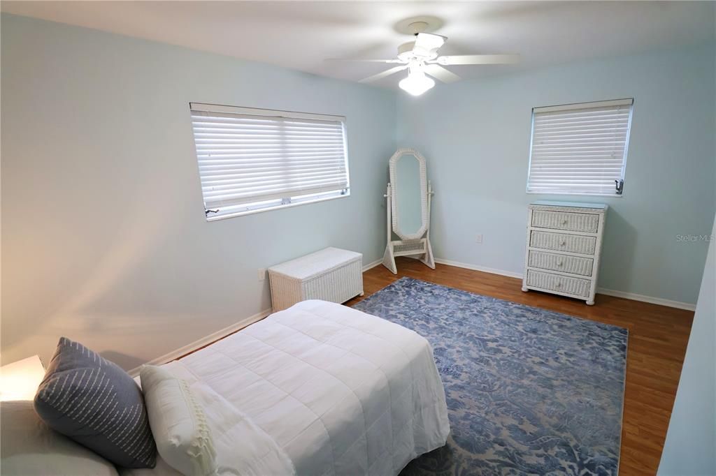 Под контрактом: $128,000 (2 спален, 1 ванн, 985 Квадратных фут)