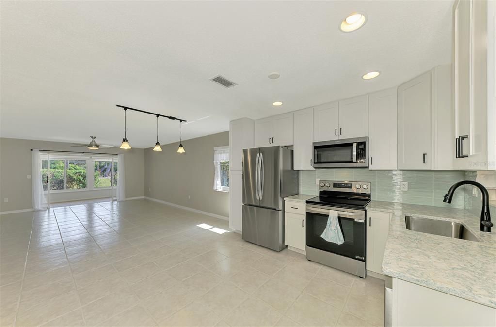 For Sale: $375,000 (2 beds, 2 baths, 1115 Square Feet)