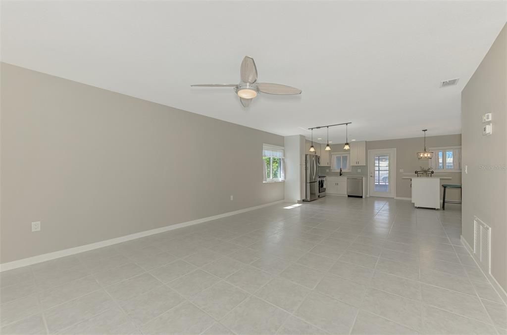 For Sale: $375,000 (2 beds, 2 baths, 1115 Square Feet)