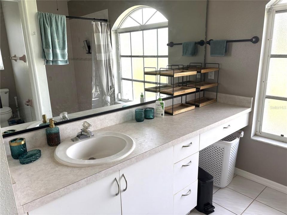 合同活跃: $380,000 (3 贝兹, 2 浴室, 1653 平方英尺)