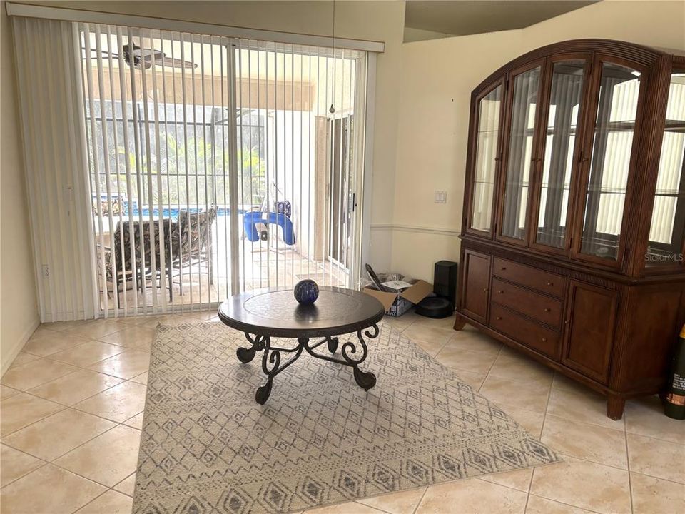 合同活跃: $380,000 (3 贝兹, 2 浴室, 1653 平方英尺)