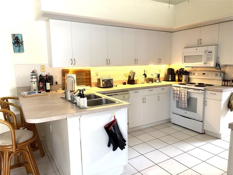 合同活跃: $380,000 (3 贝兹, 2 浴室, 1653 平方英尺)