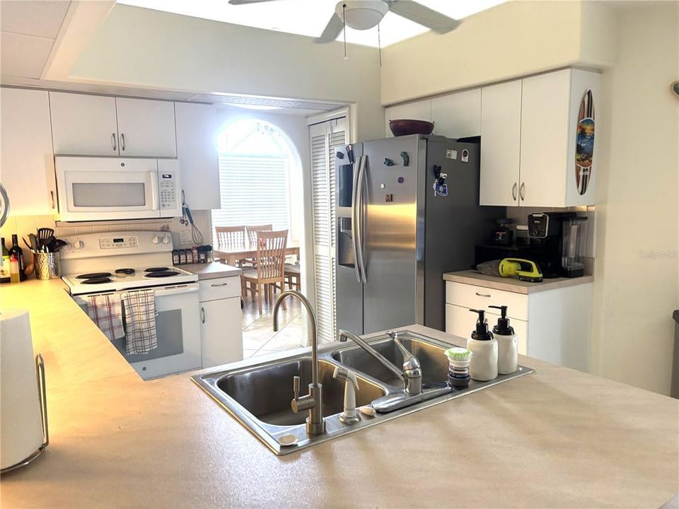 合同活跃: $380,000 (3 贝兹, 2 浴室, 1653 平方英尺)