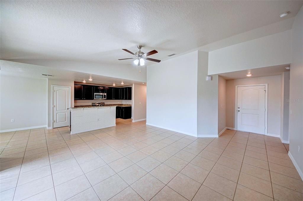 Active With Contract: $321,500 (3 beds, 2 baths, 1673 Square Feet)