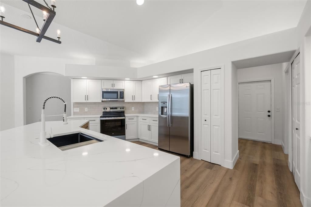 Activo con contrato: $514,900 (4 camas, 2 baños, 2475 Pies cuadrados)