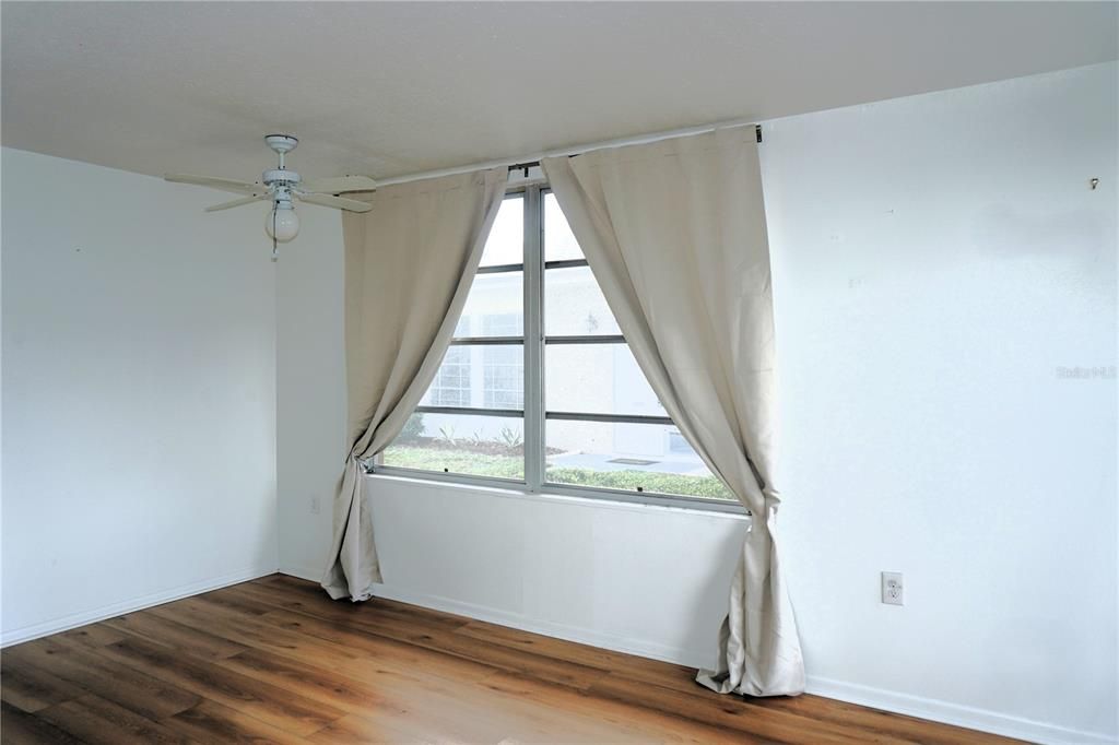 For Sale: $119,500 (2 beds, 1 baths, 825 Square Feet)