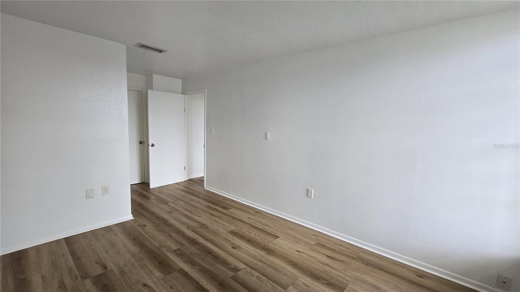 For Sale: $119,500 (2 beds, 1 baths, 825 Square Feet)