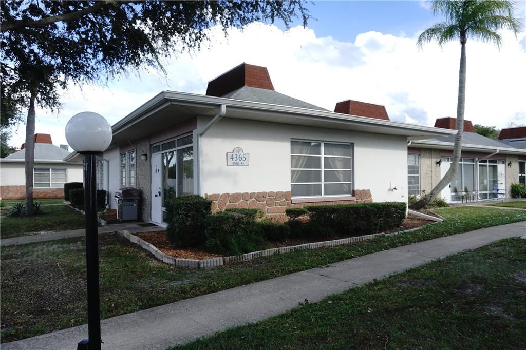 For Sale: $119,500 (2 beds, 1 baths, 825 Square Feet)