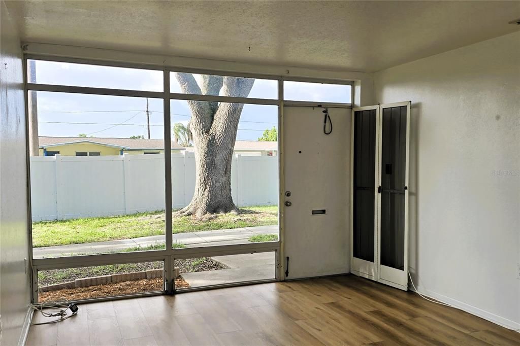 For Sale: $119,500 (2 beds, 1 baths, 825 Square Feet)