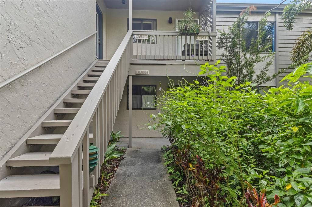 For Sale: $349,000 (1 beds, 1 baths, 996 Square Feet)