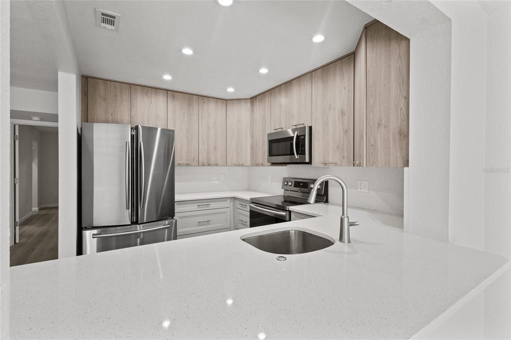 For Sale: $349,000 (1 beds, 1 baths, 996 Square Feet)