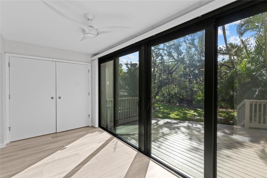 For Sale: $349,000 (1 beds, 1 baths, 996 Square Feet)