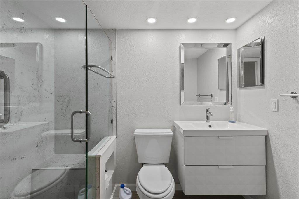 For Sale: $349,000 (1 beds, 1 baths, 996 Square Feet)