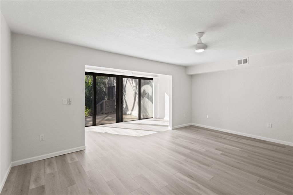 For Sale: $349,000 (1 beds, 1 baths, 996 Square Feet)