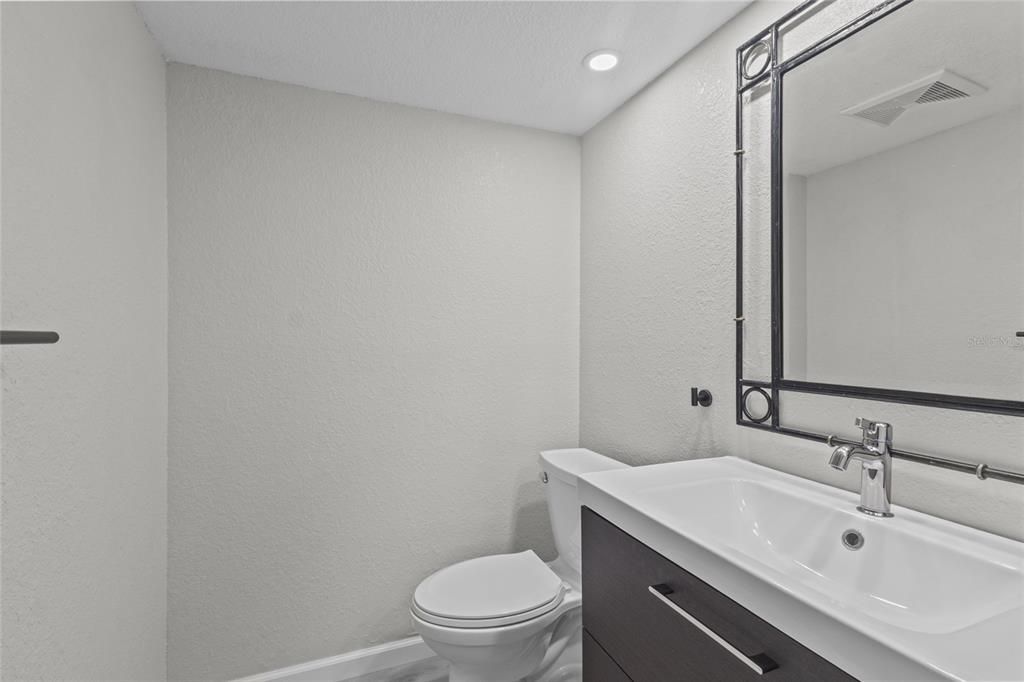 For Sale: $349,000 (1 beds, 1 baths, 996 Square Feet)