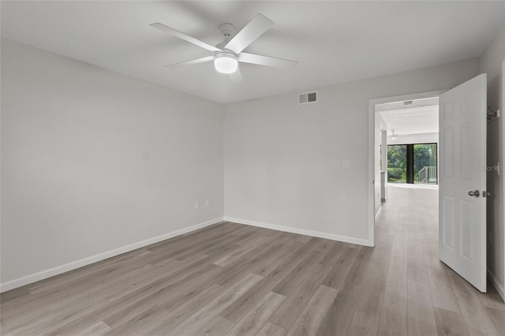 For Sale: $349,000 (1 beds, 1 baths, 996 Square Feet)