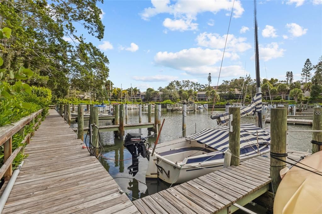 For Sale: $349,000 (1 beds, 1 baths, 996 Square Feet)