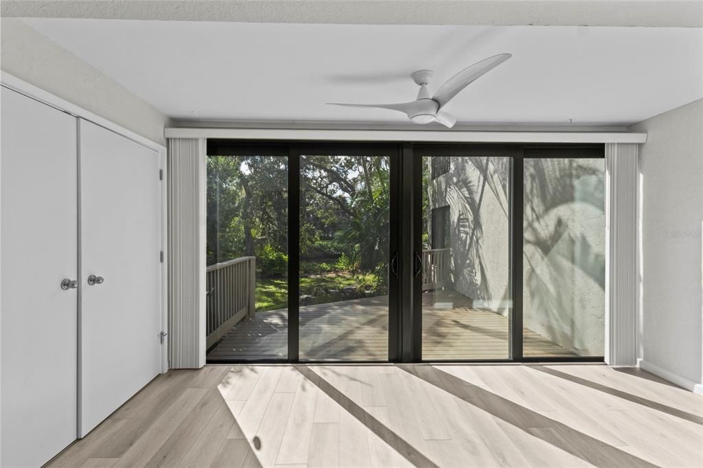 For Sale: $349,000 (1 beds, 1 baths, 996 Square Feet)