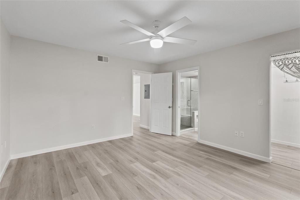 For Sale: $349,000 (1 beds, 1 baths, 996 Square Feet)