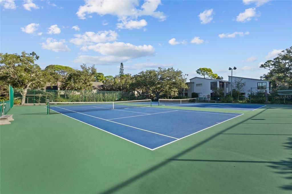 For Sale: $349,000 (1 beds, 1 baths, 996 Square Feet)