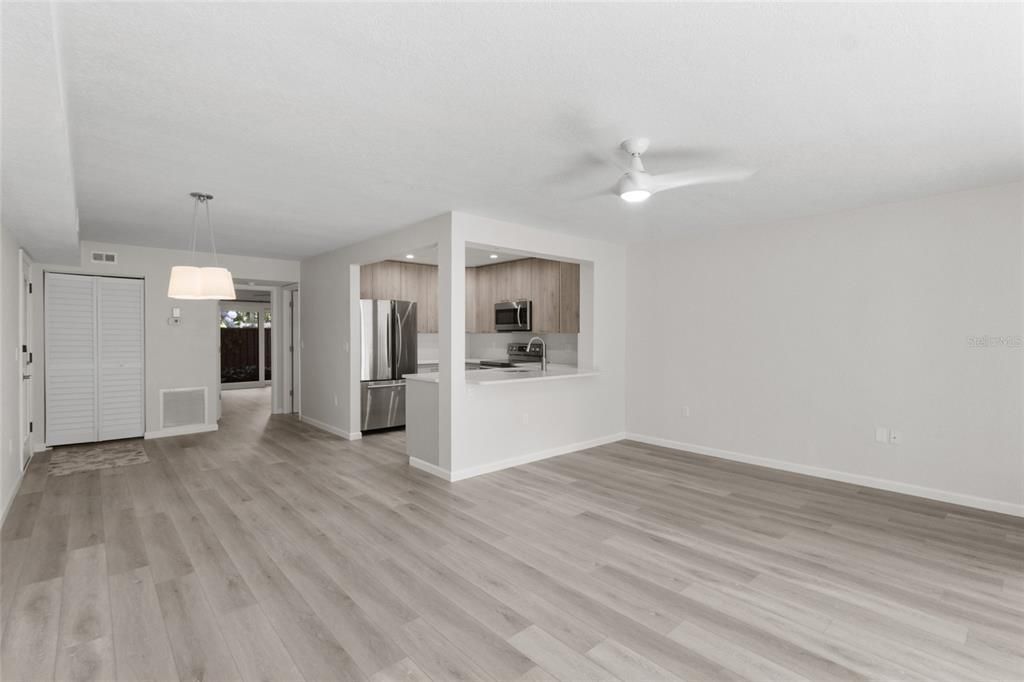 For Sale: $349,000 (1 beds, 1 baths, 996 Square Feet)