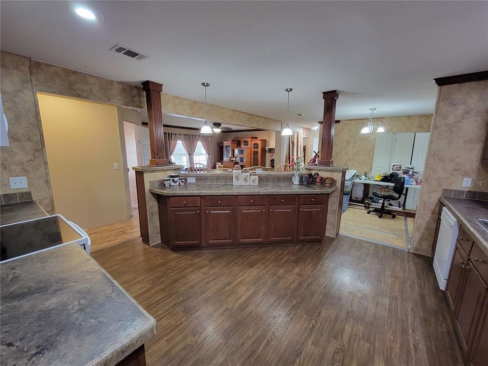 待售: $109,900 (3 贝兹, 2 浴室, 1800 平方英尺)