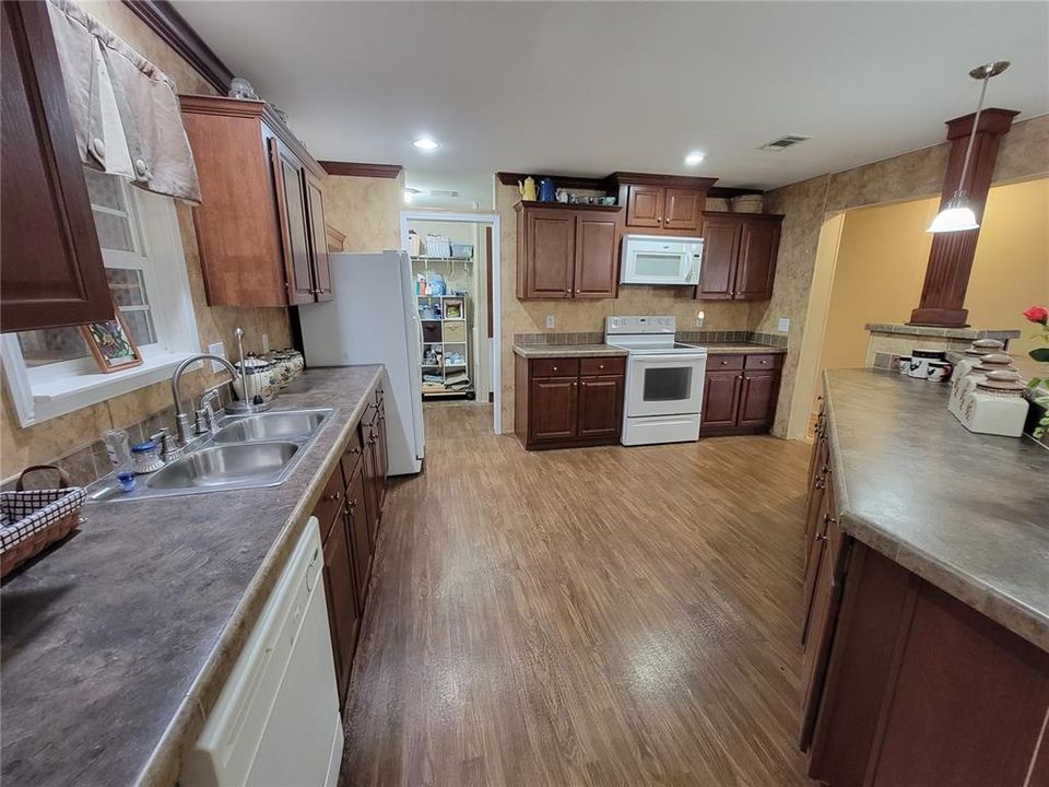 待售: $109,900 (3 贝兹, 2 浴室, 1800 平方英尺)