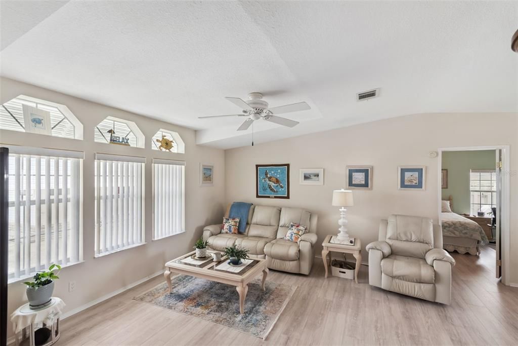 На продажу: $235,000 (2 спален, 2 ванн, 1296 Квадратных фут)