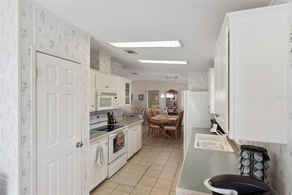 На продажу: $235,000 (2 спален, 2 ванн, 1296 Квадратных фут)