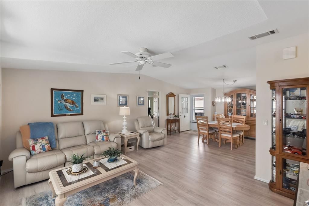 На продажу: $235,000 (2 спален, 2 ванн, 1296 Квадратных фут)