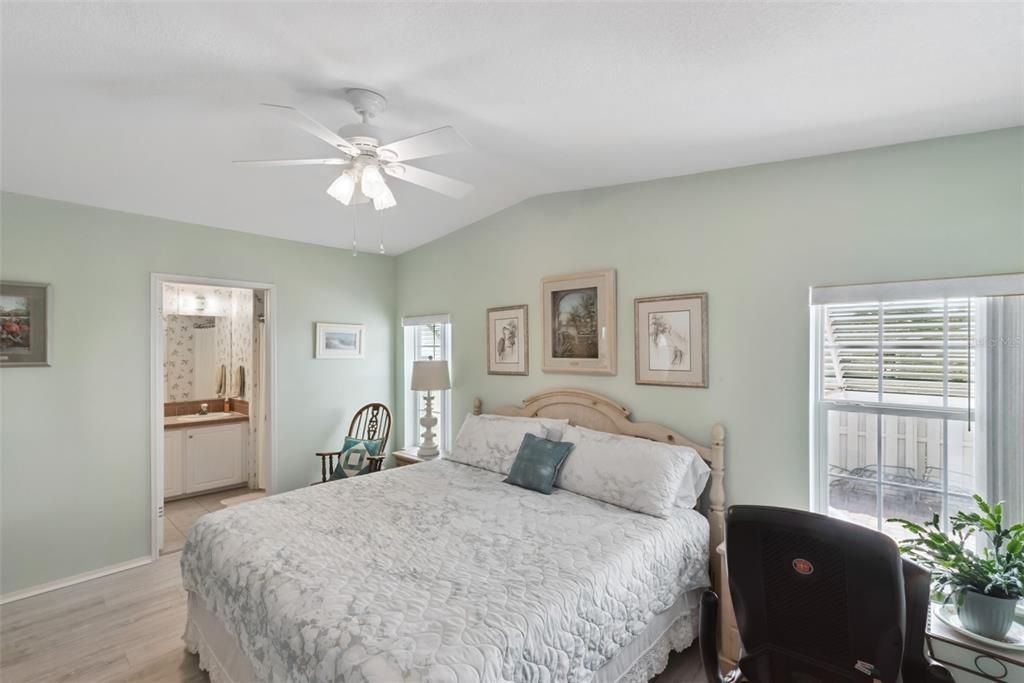 На продажу: $235,000 (2 спален, 2 ванн, 1296 Квадратных фут)