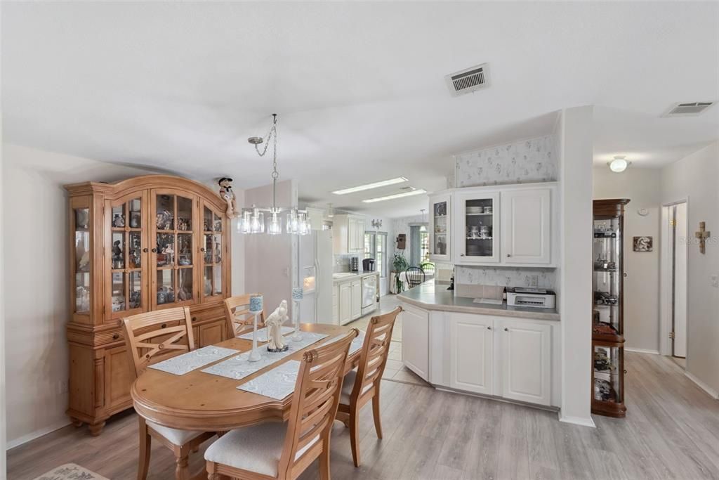 На продажу: $235,000 (2 спален, 2 ванн, 1296 Квадратных фут)