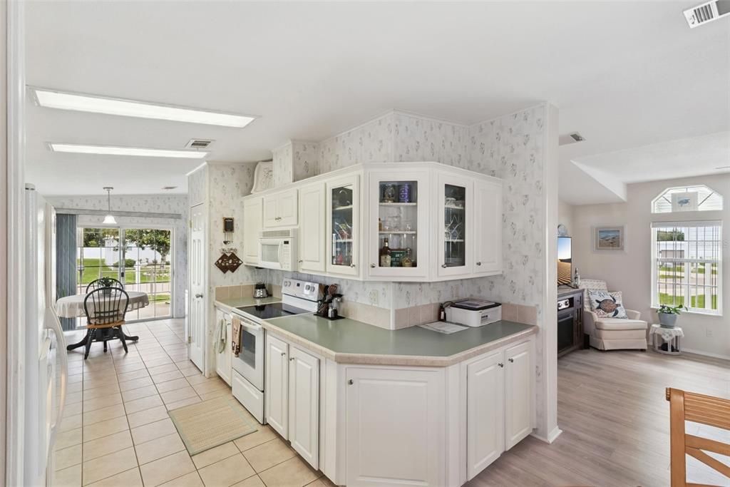 На продажу: $235,000 (2 спален, 2 ванн, 1296 Квадратных фут)