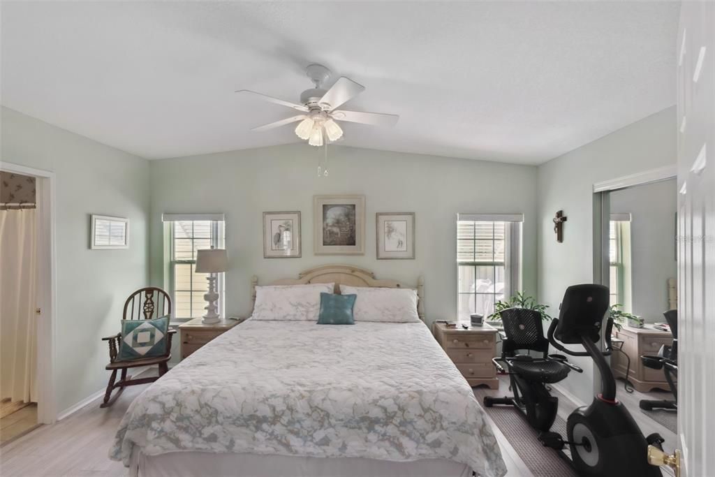 На продажу: $235,000 (2 спален, 2 ванн, 1296 Квадратных фут)