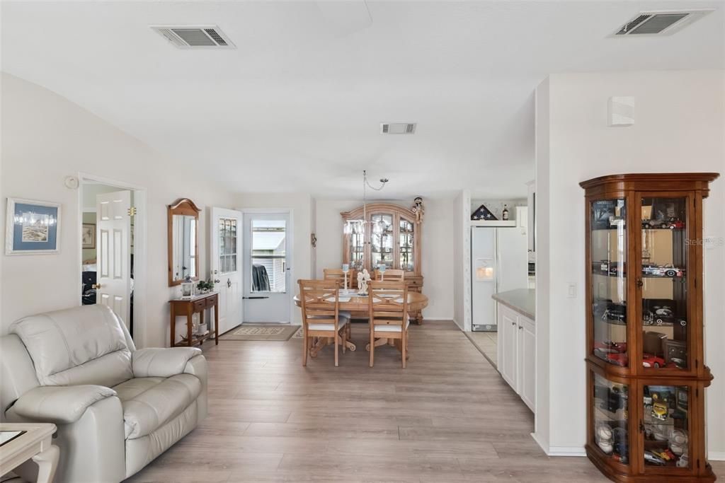 На продажу: $235,000 (2 спален, 2 ванн, 1296 Квадратных фут)