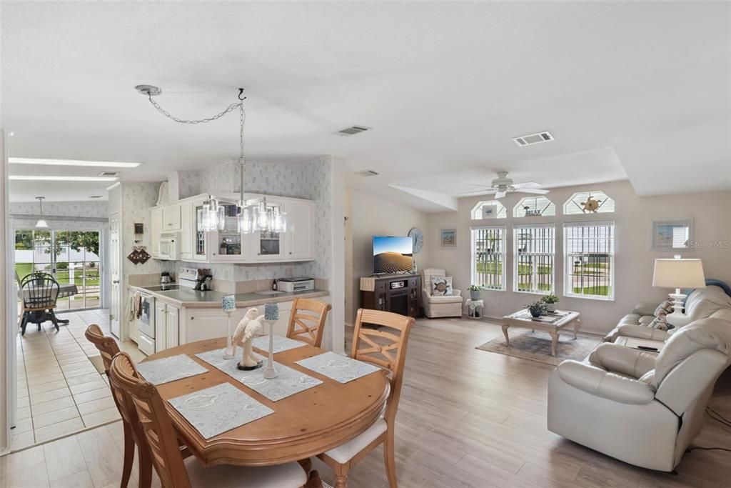 На продажу: $235,000 (2 спален, 2 ванн, 1296 Квадратных фут)