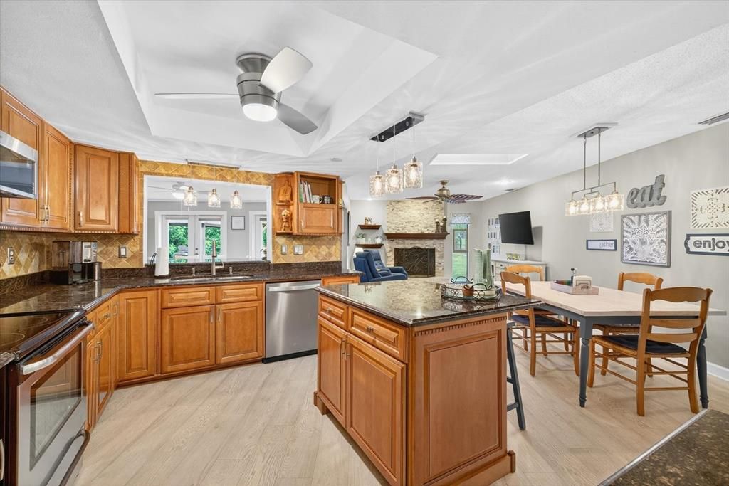 Activo con contrato: $625,000 (3 camas, 2 baños, 2455 Pies cuadrados)