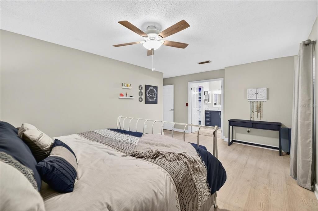 Activo con contrato: $625,000 (3 camas, 2 baños, 2455 Pies cuadrados)