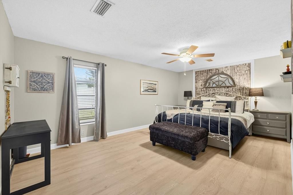 Activo con contrato: $625,000 (3 camas, 2 baños, 2455 Pies cuadrados)