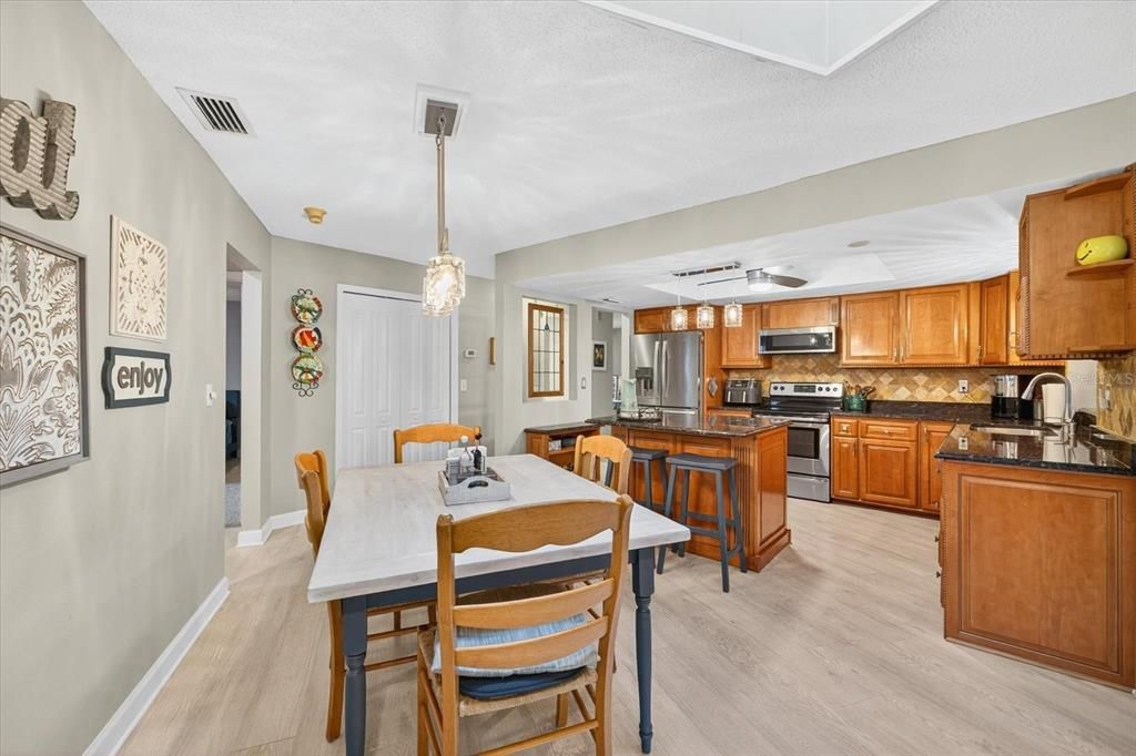 Activo con contrato: $625,000 (3 camas, 2 baños, 2455 Pies cuadrados)