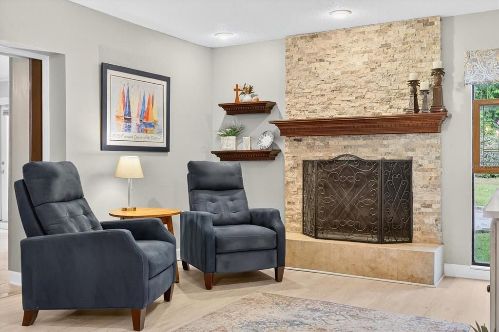 Activo con contrato: $625,000 (3 camas, 2 baños, 2455 Pies cuadrados)