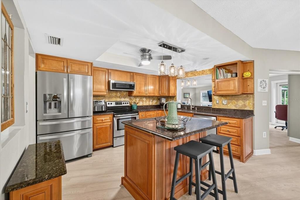 Activo con contrato: $625,000 (3 camas, 2 baños, 2455 Pies cuadrados)