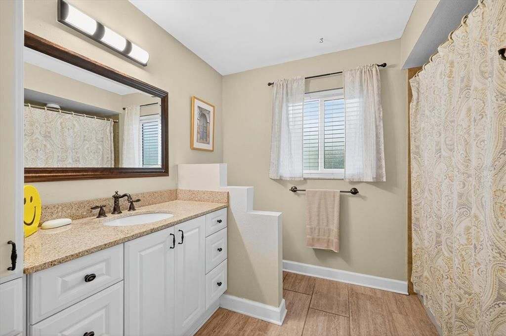 Activo con contrato: $625,000 (3 camas, 2 baños, 2455 Pies cuadrados)