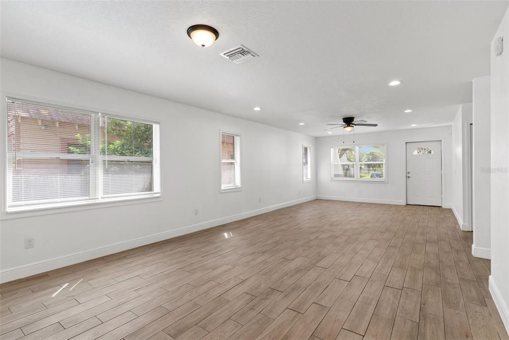 For Sale: $275,000 (3 beds, 2 baths, 1620 Square Feet)