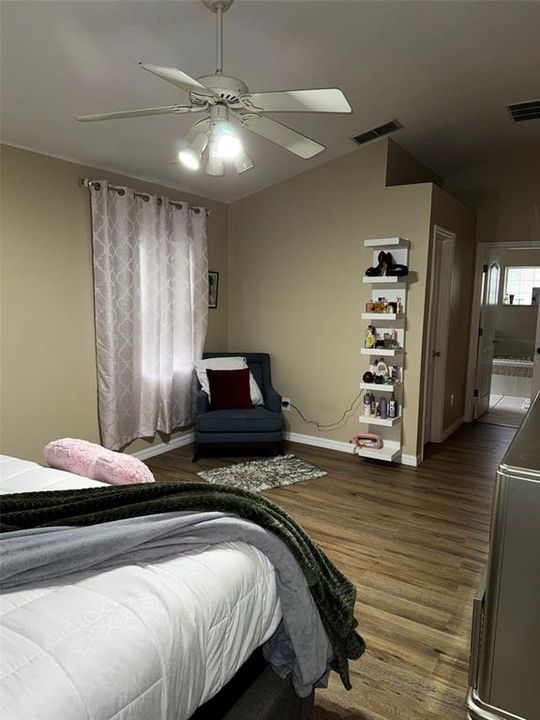 En Venta: $369,000 (4 camas, 2 baños, 1912 Pies cuadrados)