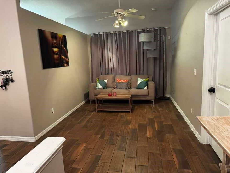 En Venta: $369,000 (4 camas, 2 baños, 1912 Pies cuadrados)